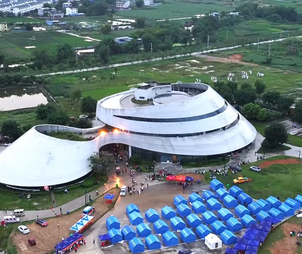 广西柳州柳南区一日发生两次5.2级极浅层地震，逾万民众要被转移。小红书＠杰哥带你飞
