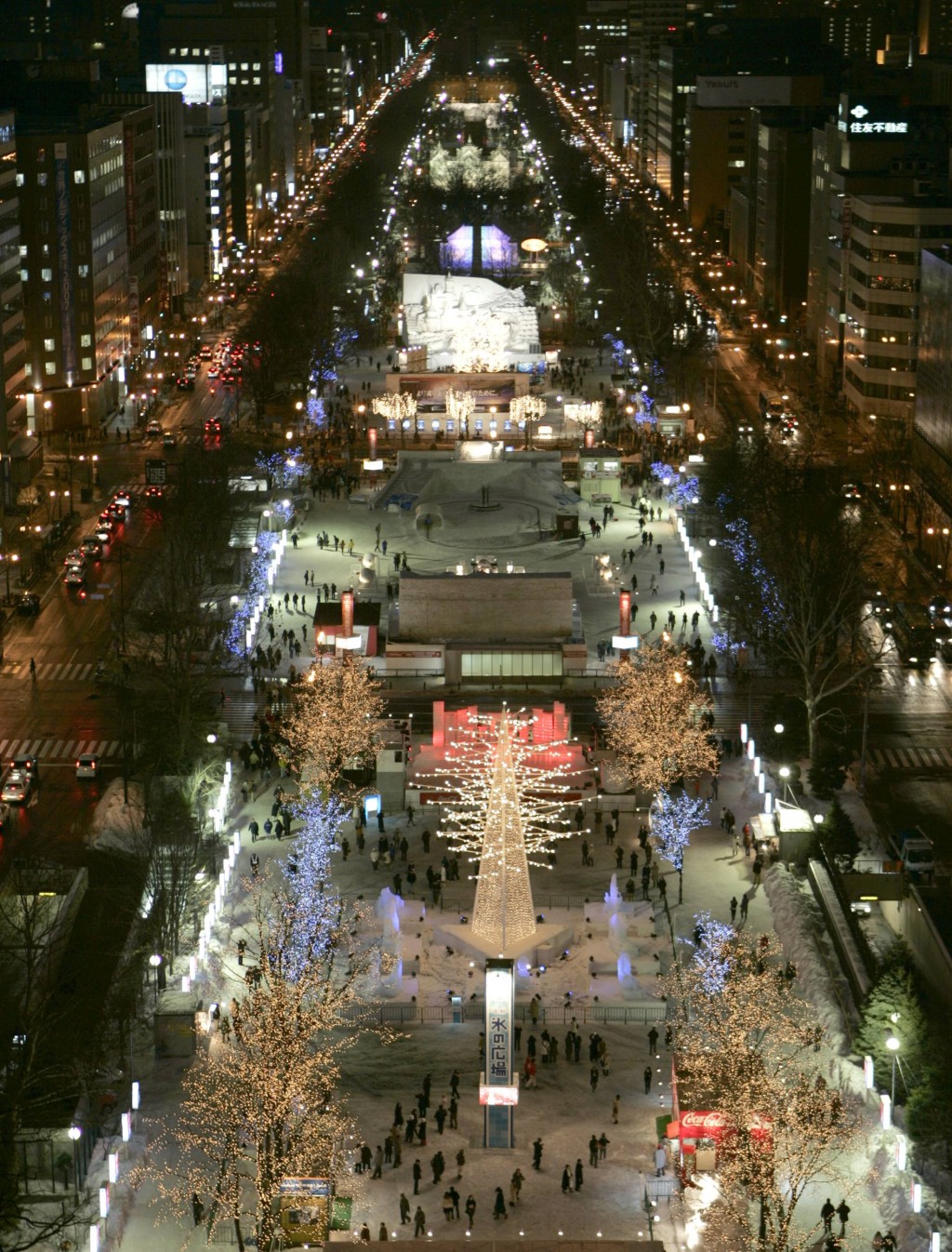 札幌雪祭深受游客欢迎。 路透社