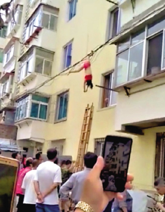 大媽雙腳遭電線纏住大難不死。網上圖片