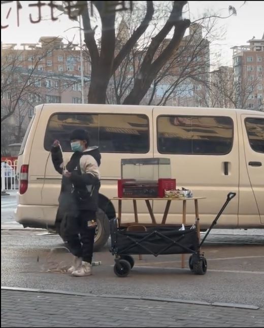 遼寧11歲男童貓熊每日賣烤腸維持家中生計引起關注。抖音