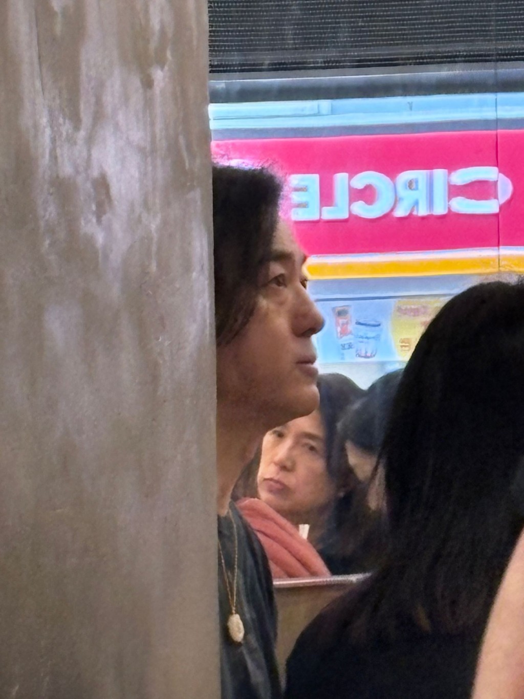 鄭伊健近日在麵店被捕獲，即將「登六」的他，但外貌只像40歲出頭。
