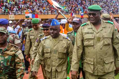尼日爾軍政府領袖拒絕西非共同體最後通牒，宣布關閉領空。路透社