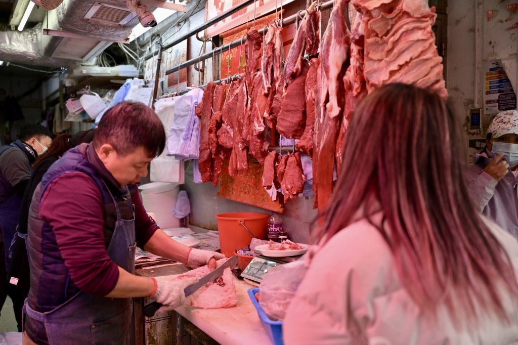 九龙城街市有牛肉店大排长龙，更排到出马路。锺健华摄