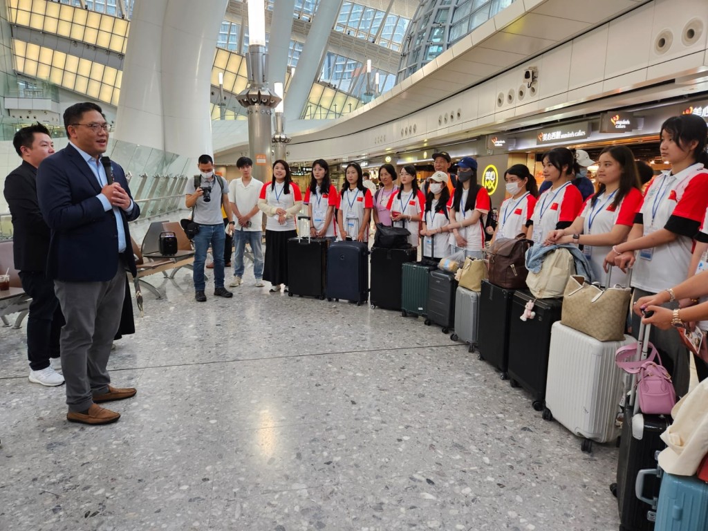 民政及青年事务局副局长梁宏正日前到西九站送行一批赴京的大学实习生。（民青局fb图片）