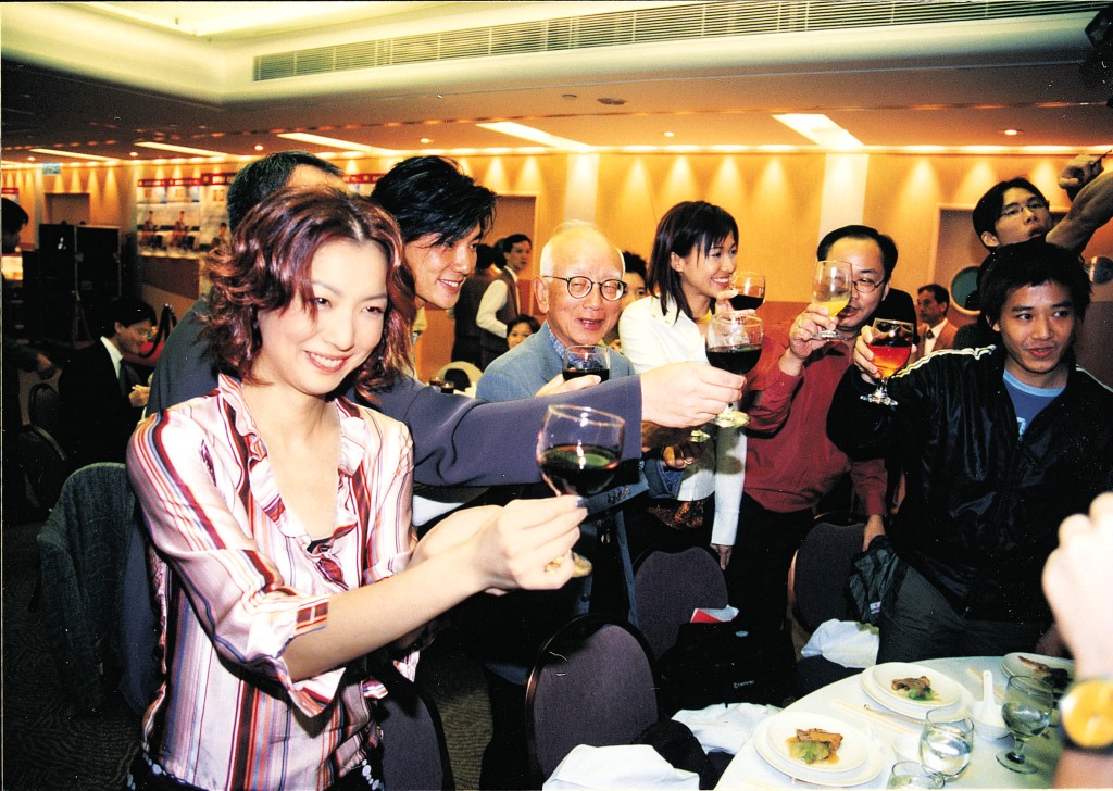 鄒文懷(中)、鄭秀文(左一)。資料圖片