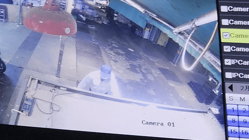 當確認現場無人後,他迅速上前向雪櫃淋潑白油。黎志偉攝 當確認現場無人後,他迅速上前向雪櫃淋潑白油。黎志偉攝