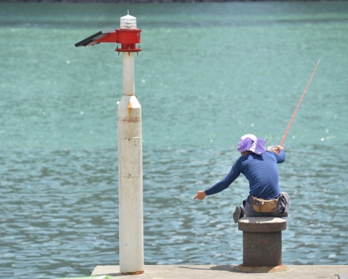 市民在污水繞流期間應避免於可能受影響地方進行水上活動、垂釣或抽取海水。資料圖片