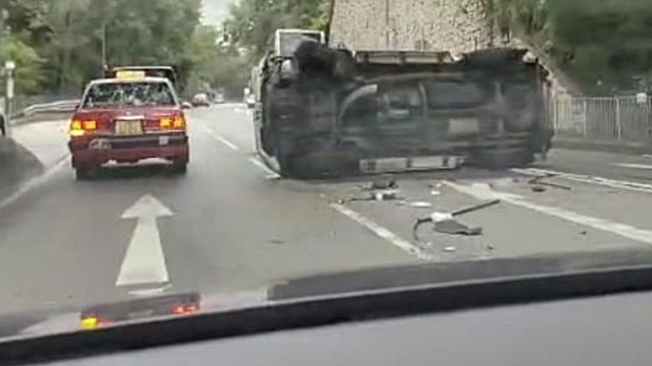 私家車相撞後翻側路中。fb：馬路的事 (即時交通資訊台)