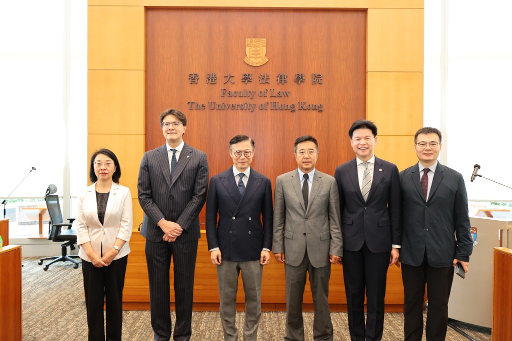 出席開班儀式的嘉賓合照。律政司副司長張國鈞（左三）、中華全國律師協會會長高子程（右三）、香港大律師公會主席毛樂禮（左二）、香港律師會會長湯文龍（右二）、中國法律服務（香港）有限公司董事長劉長春（左一）、中華全國律師協會副秘書長匡國棟（右一）。