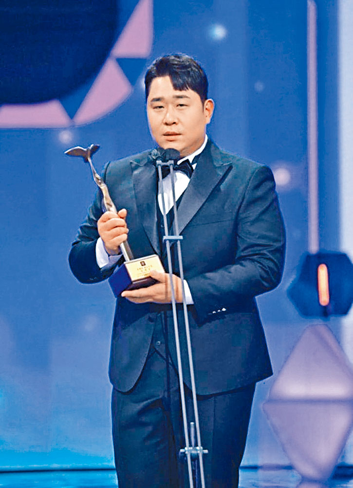 ■文世潤奪最佳綜藝人獎後，再贏得「大賞」。