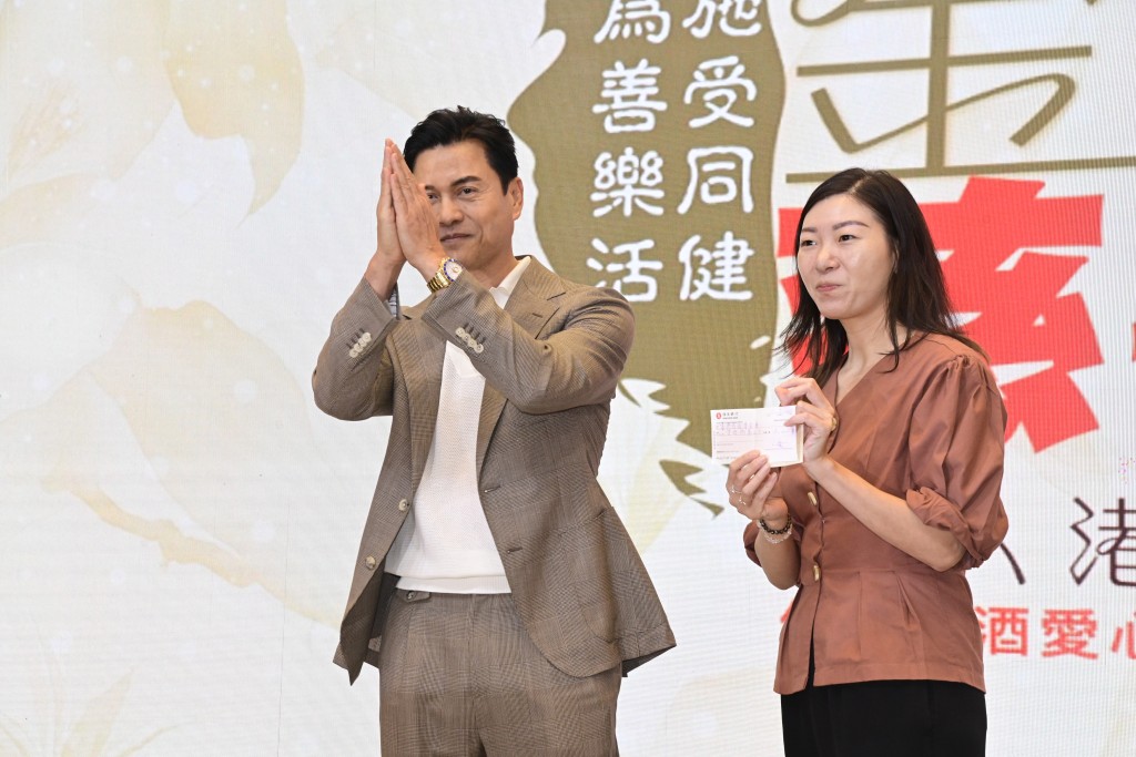 吕良伟还捐出18万给香港癌症基金会。
