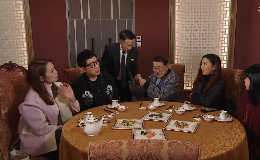 有網民在網上討論區以「有無見過有啲酒樓,叫佢服務就慢三拍,佢催埋單就第一時間」為題發文,分享其在酒樓用餐時的不快經歷。(劇照) 有網民在網上討論區以「有無見過有啲酒樓,叫佢服務就慢三拍,佢催埋單就第一時間」為題發文,分享其在酒樓用餐時的不快經歷。(劇照)