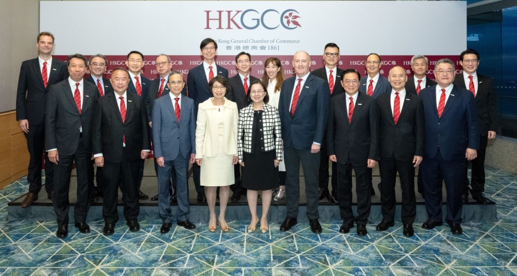 滙豐與香港總商會多年來緊密合作,當中包括贊助其年度旗艦活動「國際商業高峰論壇」,一同探討香港應如何提升競爭力,與業界共同策劃未來發展路向。 滙豐與香港總商會多年來緊密合作,當中包括贊助其年度旗艦活動「國際商業高峰論壇」,一同探討香港應如何提升競爭力,與業界共同策劃未來發展路向。