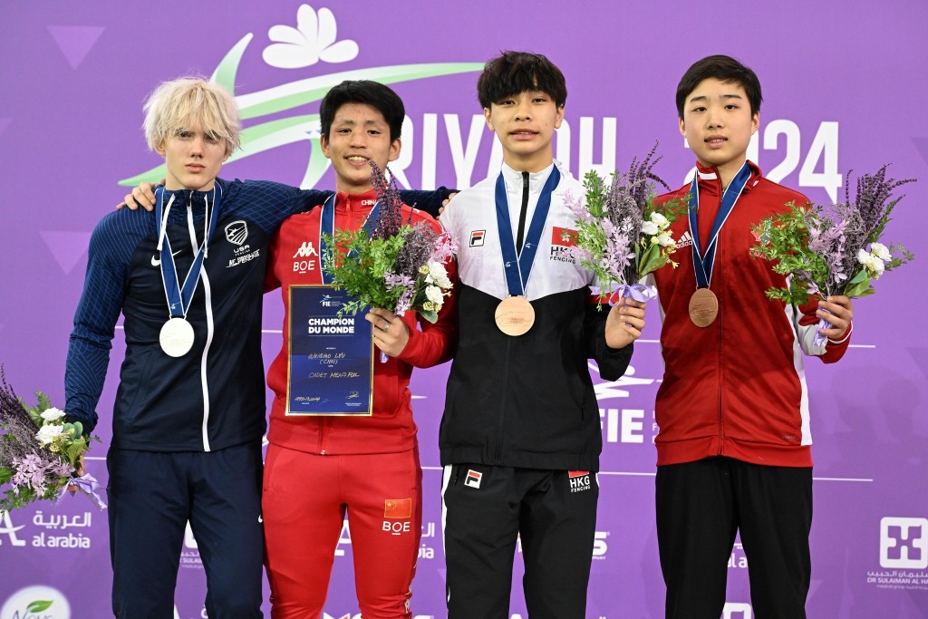 四位站在世少頒獎台的劍手, 包括銅牌的陸浚諾(右二) . 中國香港劍總
