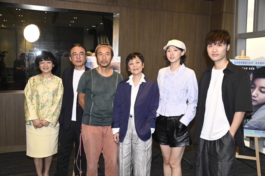 右起︰朱芸編、袁澧林、張姐與文念中及朱芸編出席分享會。