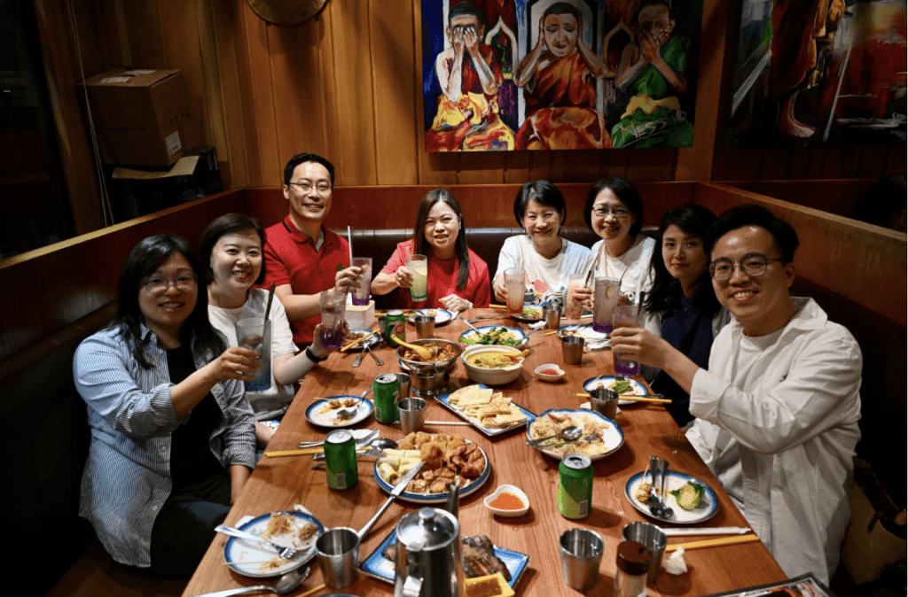 羅淑佩與體育專員蔡健斌等一眾同僚食「宵夜」,慰勞同事。蘇正謙攝 羅淑佩與體育專員蔡健斌等一眾同僚食「宵夜」,慰勞同事。蘇正謙攝