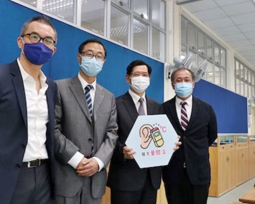 考評局主席容永祺（右二）等考評局代表到港島民生書院，了解學校的中學文憑試開考準備工作。考評局圖片