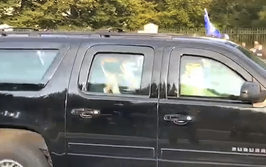 特朗普乘私家車短暫離開醫院。AP