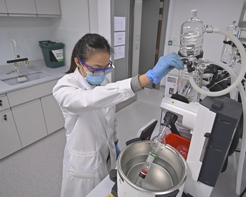今年正式進駐InnoHK創新香港研發平台的香港大學合成化學暨分子生物學實驗室,致力開發新一代抗癌化合物。李睿哲攝
