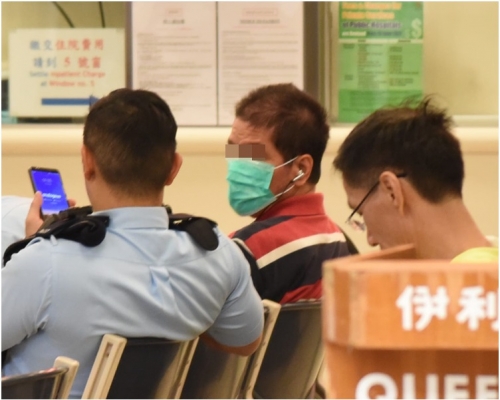 其中一名涉事司機（中）受傷送院治理。
