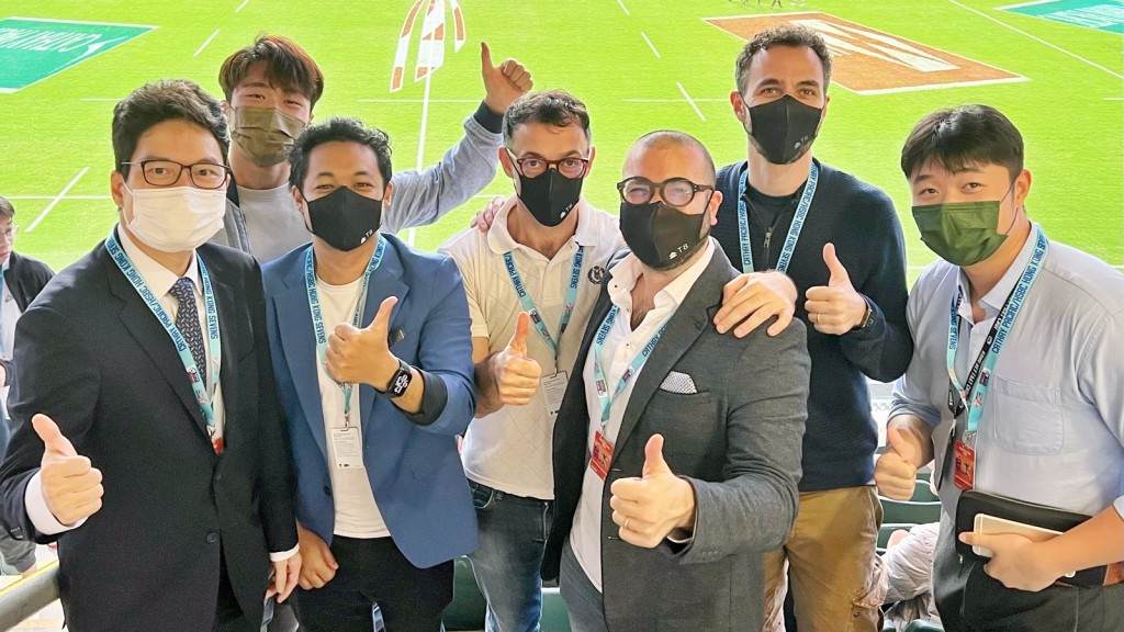 陳浩濂（左）好客與金融周嘉賓睇七欖。陳浩濂fb