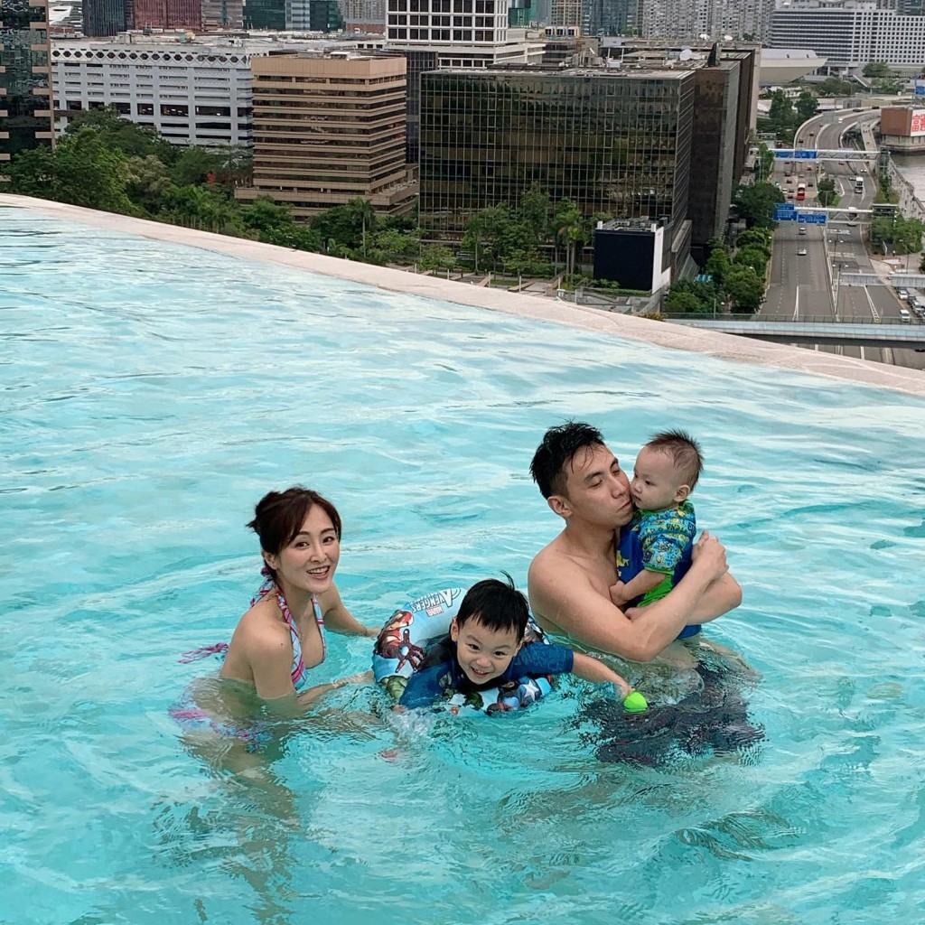 张名雅与老公陪小朋友玩水。