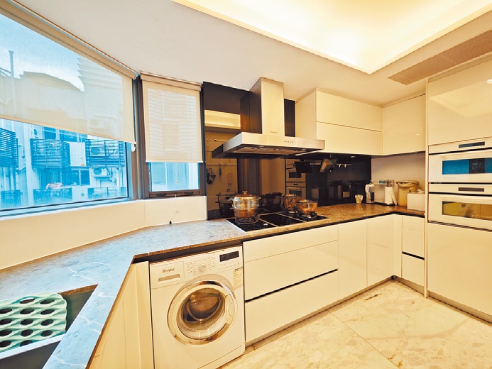 廚房設有嵌入式家電，亦有多組廚櫃置物。