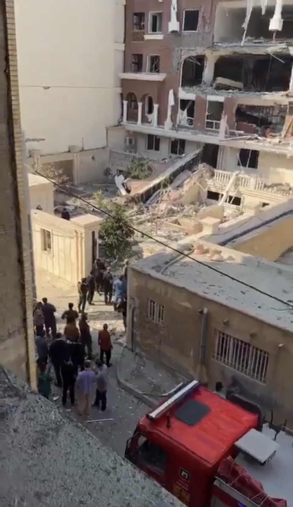 伊朗阿巴斯港一座多層建築發生猛烈爆炸。 X@boiahentone