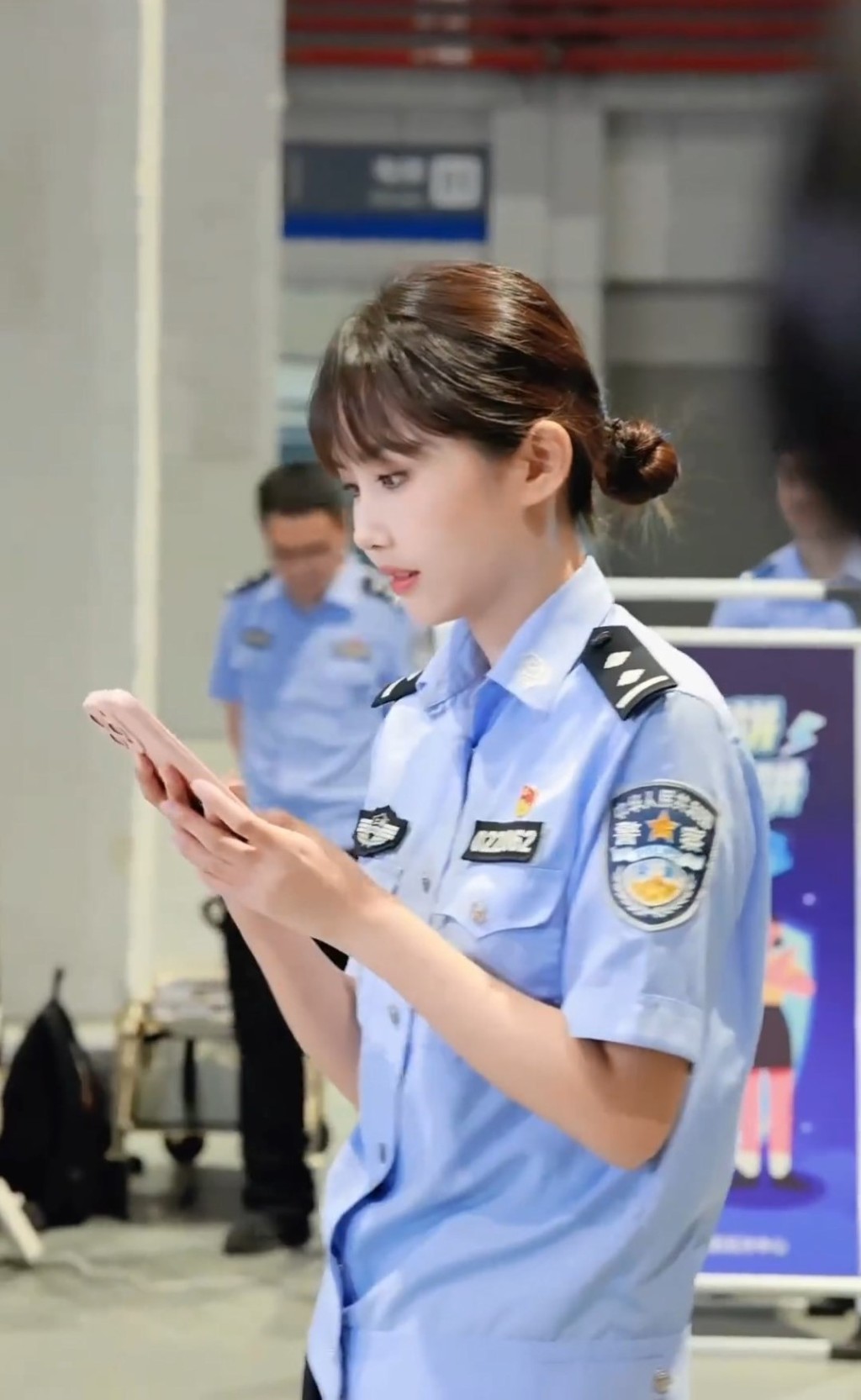 酷似邱淑貞的上海女警。微博@信信
