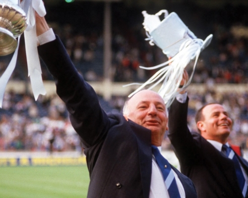 施歷治87年帶領高雲地利捧走英格蘭足總盃。網上圖片