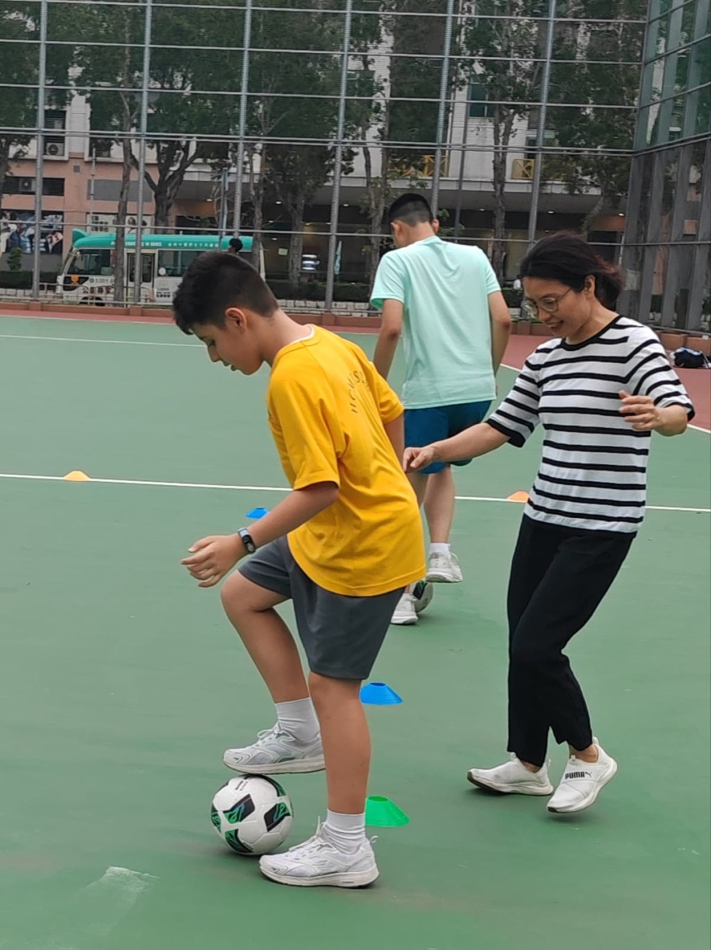 SEN学童需要更多时间掌握指令及控球技巧, 教练的耐心指导及家长的陪伴缺一不可。(图片来源:受访者提供) SEN学童需要更多时间掌握指令及控球技巧, 教练的耐心指导及家长的陪伴缺一不可。(图片来源:受访者提供)