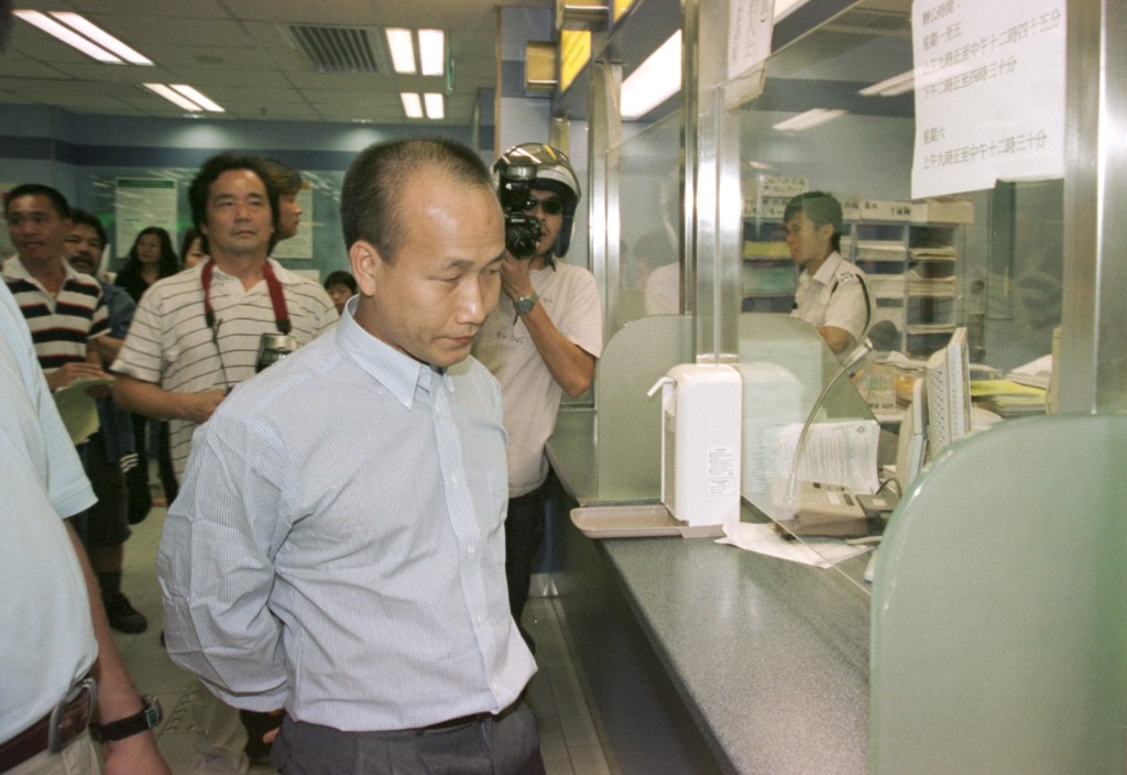 尹三龍到入境處辦理成人身份證。資料圖片