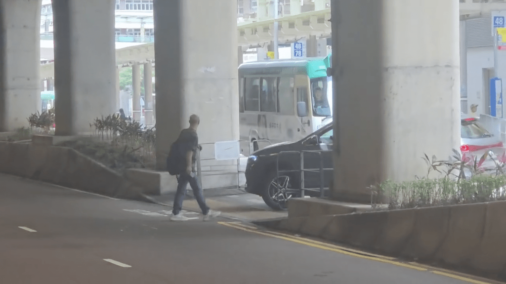 當時一名男途人正橫過馬路,為閃避該車一度停在路中間,情況險象環生。Facebook 車cam L(香港群組)影片截圖 當時一名男途人正橫過馬路,為閃避該車一度停在路中間,情況險象環生。Facebook 車cam L(香港群組)影片截圖