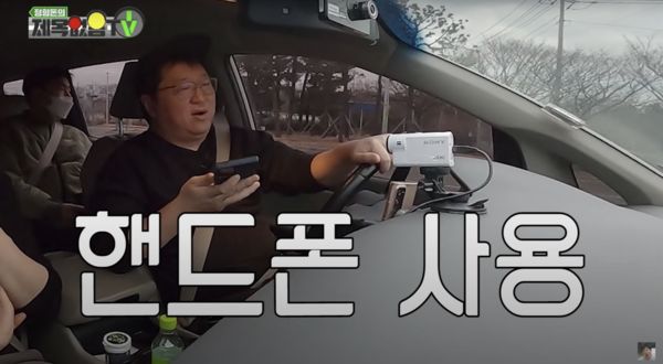 後製人員都上大字提醒網民開車講電話是違法行為。
