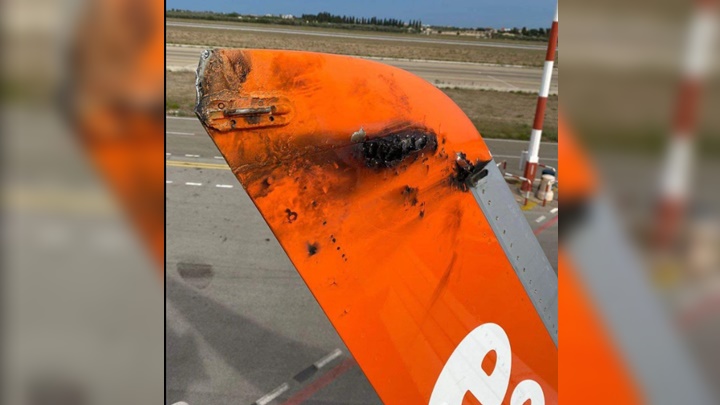 出事航機尾翼有燒焦痕跡。網上圖片