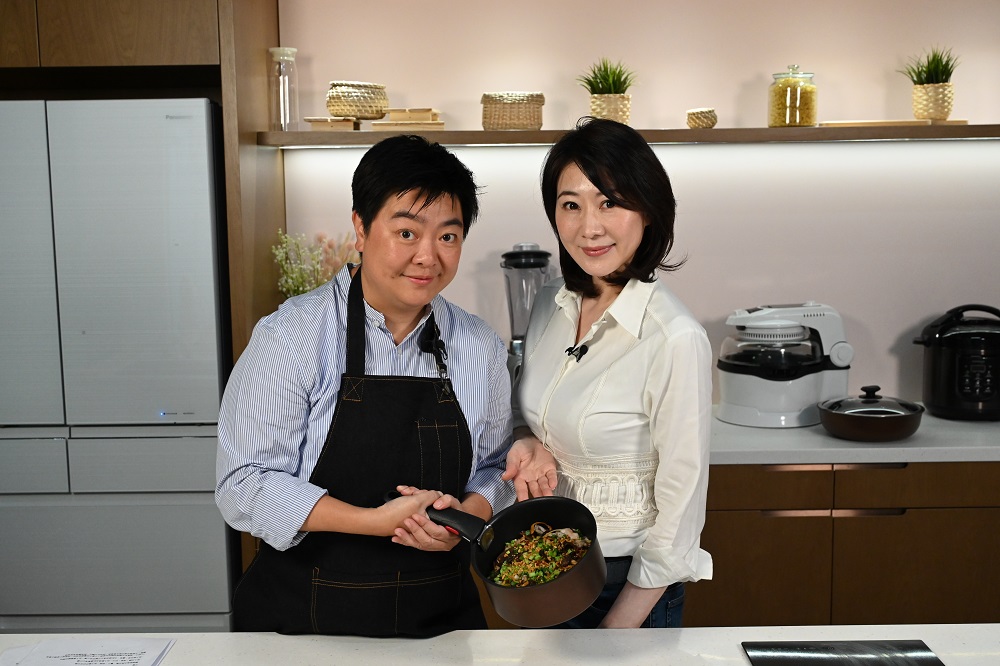 著名美容食療專家珊珊(右)讚小董中醫博士(左)炮製的「珍菌養生田雞焗飯」，惹味又有營養。