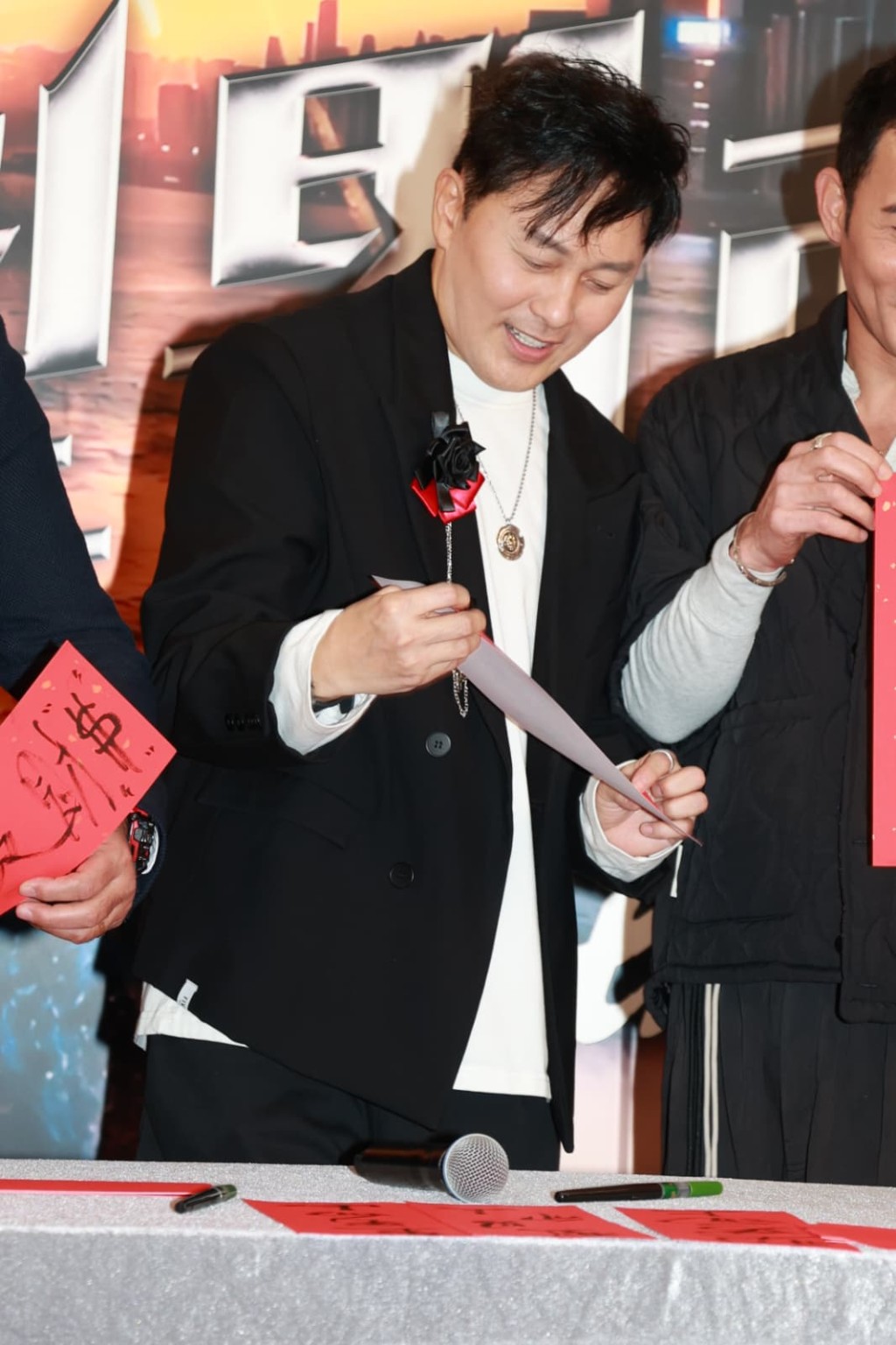 曹永廉張揮春寫住「型男而上」。1