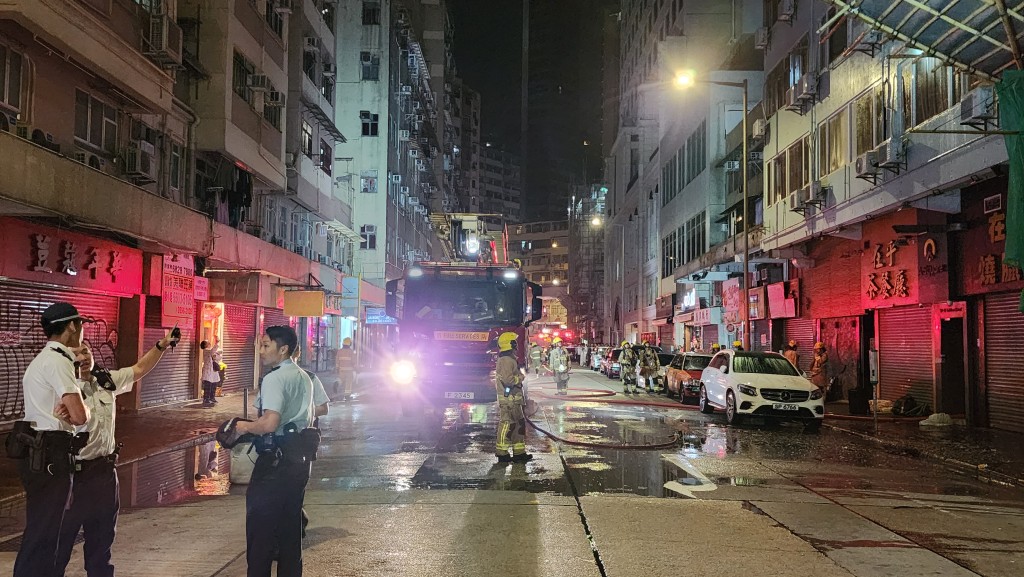 警員及消防員接報到場救援。黎志偉攝 警員及消防員接報到場救援。黎志偉攝