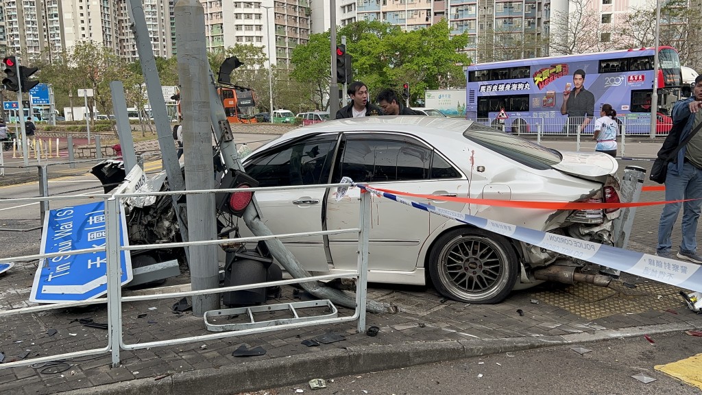 白色私家車被圍封待查。蔡楚輝攝