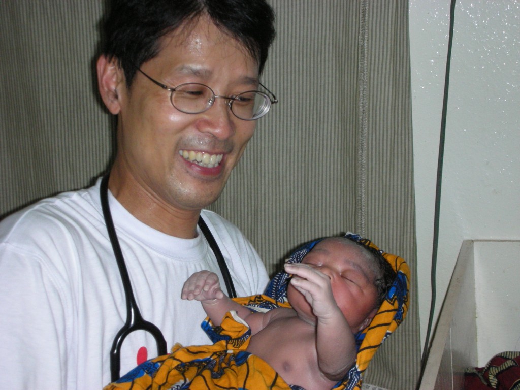 高醫生於2008年加入無國界醫生，在十多年的人道救援生涯中，他「以病人為本」的初心不改。（圖片來源：受訪者提供）