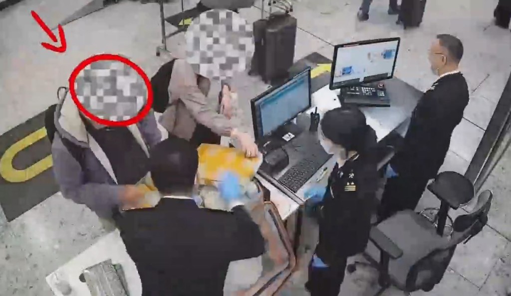 外籍客在西九龙站由内地出境时被发现企图走私古董钱币及古生物化石。海关发布