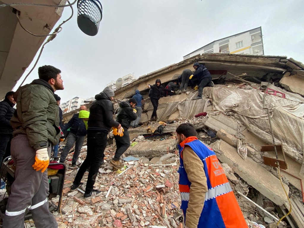 土耳其迪亚巴克尔发生地震后，人们在废墟中搜索。路透社