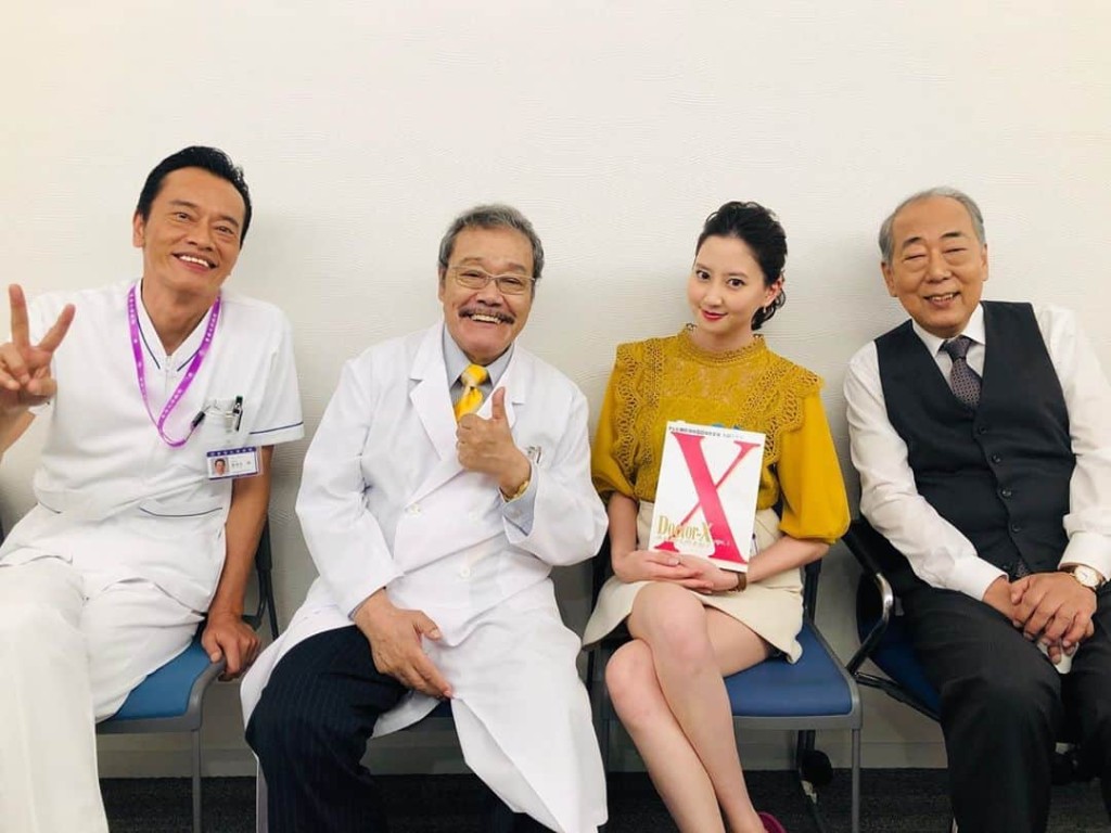 河北曾在《Doctor X》中扮演院長秘書。