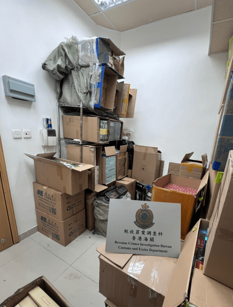 香港海关昨日(10日)在荃湾进行反私烟行动，捣破一个怀疑私烟贮存仓库。海关提供图片
