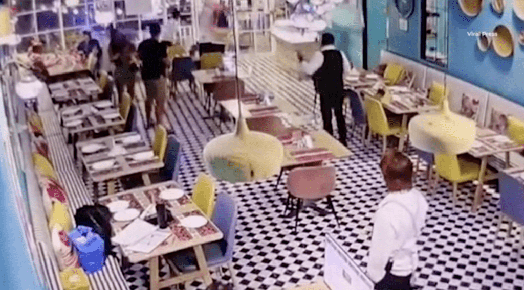 男子在毫無徵兆下突然站起,一邊奔跑大叫,一邊全力撞向餐廳的玻璃門。 男子在毫無徵兆下突然站起,一邊奔跑大叫,一邊全力撞向餐廳的玻璃門。