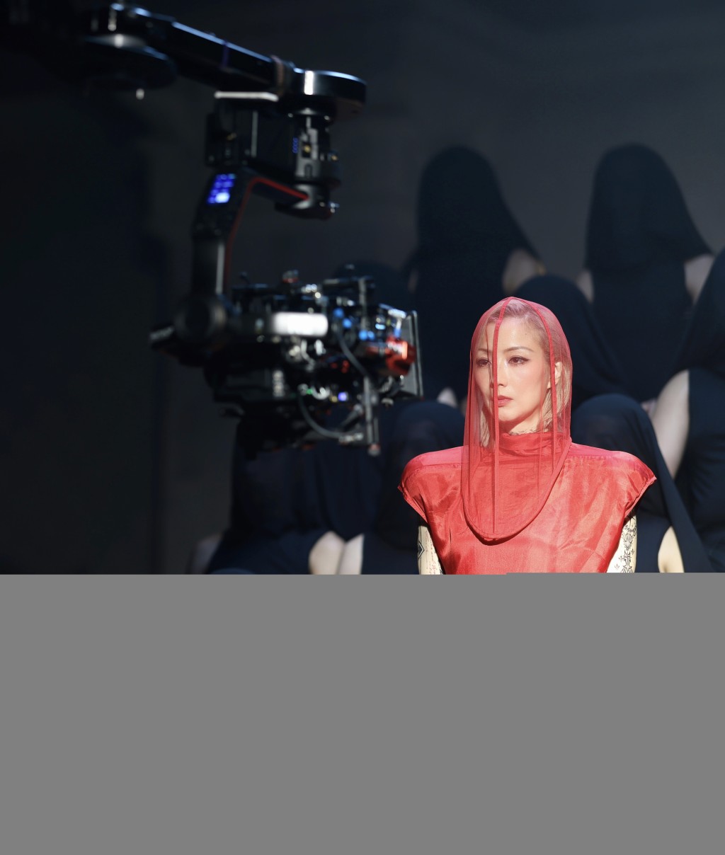 日前郑秀文推出新歌《心魔》，MV以破格和充满电影感的拍摄手法。