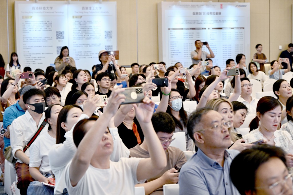 他期望，博览会帮助家长和同学深入了解对香港高等教育和未来学科发展趋势。