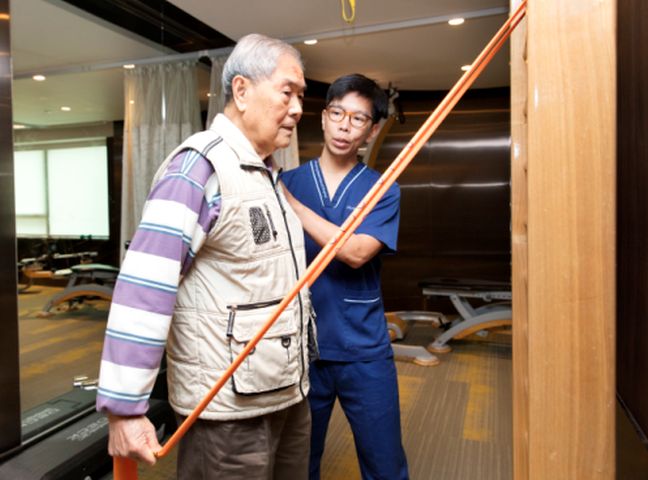 余先生在物理治療師的指導下,進行輕鬆復康運動。李嘉誠基金會圖片