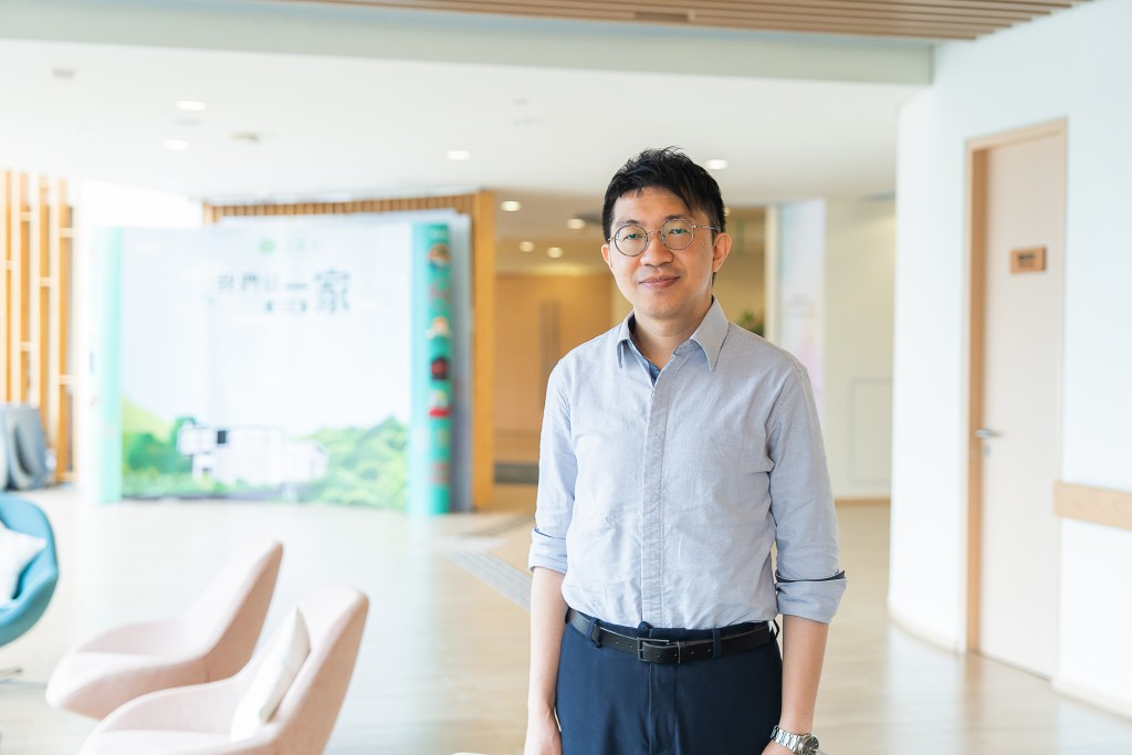 賽馬會善寧之家院長黃嘉然(Francis)(圖片來源:《親子王》) 賽馬會善寧之家院長黃嘉然(Francis)(圖片來源:《親子王》)
