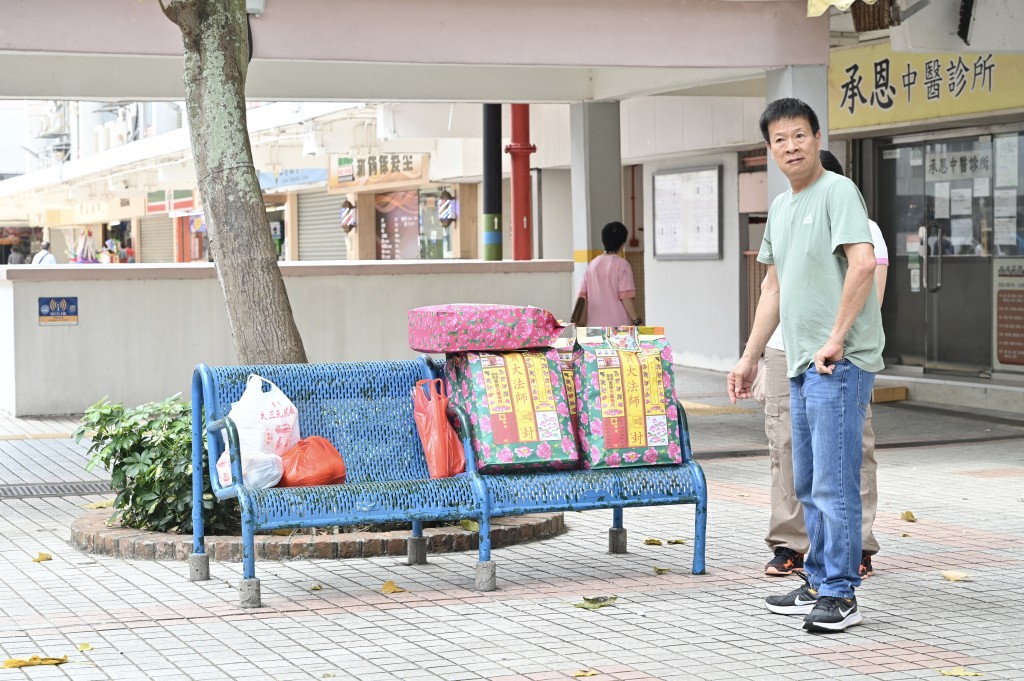 不少市民在墳場附近購買祭品。鍾健華攝